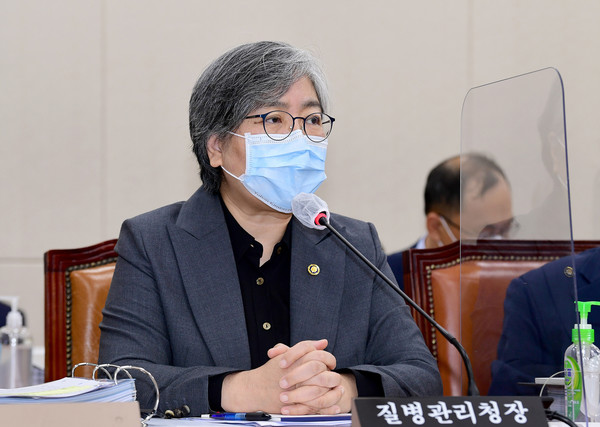 정은경 질병관리청장이 6일 복지위 국정감사에서 질의에 답하고 있다. (출처 복지위 전문기자협의회)