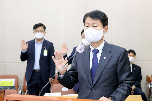 김강립 식품의약품안전처 처장이 8일 국회에서 열린 보건복지위원회의 식품의약품안전처에 대한 국정감사에서 증인 선서를 하고 있다.