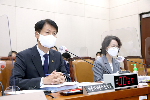 8일 식품의약품안전처 대상 복지위 국정감사에서 질의에 답하고 있는 김강립 처장 (출처 전문기자협의회)