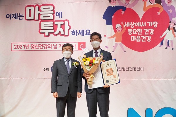 8일 서울대병원 권준수 교수(사진 오른쪽)가 근정포장을 수상했다.