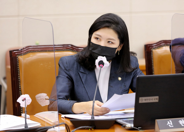 국정감사에서 질의하고 있는 민주당 신현영 의원 (출처:국회 전문기자협의회)