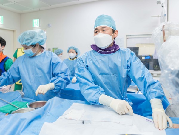 이대서울병원은 순환기내과 김동혁 교수팀이 초소형 무선 심박동기 시술을 도입, 본격 시술에 돌입했다고 28일 밝혔다.