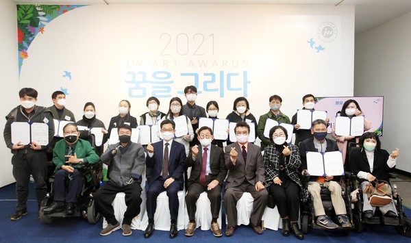 중외학술복지재단은 제7회 JW 아트 어워즈 시상식을 개최했다고 18일 밝혔다.