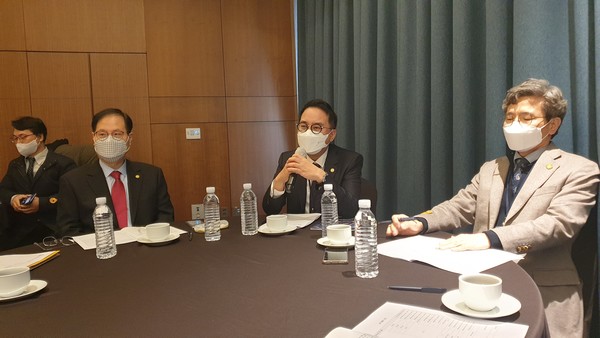 대한내과의사회는 방역당국의 우와좌왕 코로나19 정책에 대해 더 이상 참을 수 없어 선제적 방역대책 수립과 밀어붙이기식 방역패스 재고를 촉구했다.(자료사진 대한내과의사회 추계 학술대회 간담회 장면).