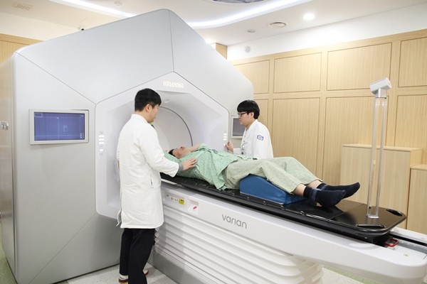 ▲가톨릭대 인천성모병원이 최신 방사선치료기 '헬시온 3.0'을 도입했다. 