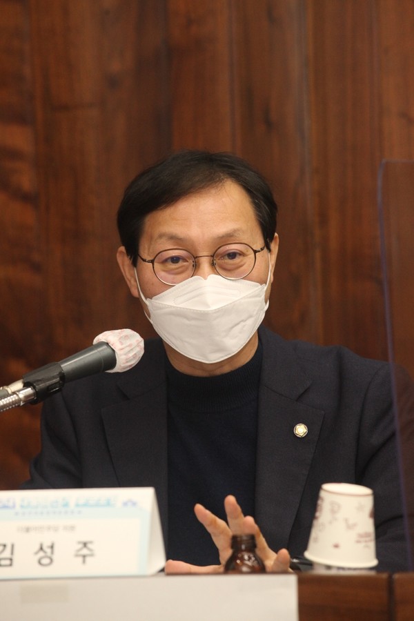 더불어민주당 이재명 후보를 대신해 참석한 김성주 의원.