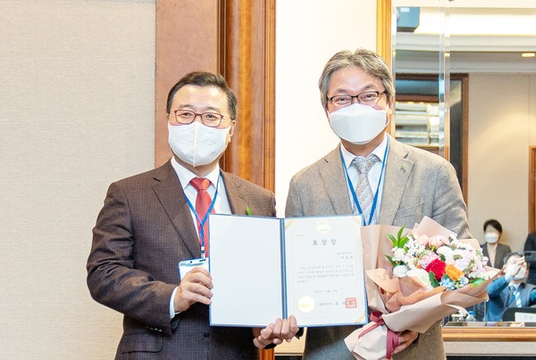 이대목동병원은 이대비뇨기병원 이동현 병원장이 서울특별시장 표창을 수상했다고 28일 밝혔다.