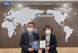(좌부터)김영중 의정부성모병원 팀장, 장연국 의정부시 보건소장.