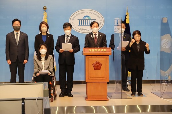 13일 국회에서 보건복지위원회 소속 민주당 위원들이 정호영 복지부 장관 후보자와 관련해 기자회견을 진행했다.