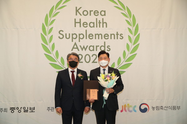 국제약품은 서울 프레스센터에서 열린 2022 건강기능식품 대상에서 유트리스가 수상했다고 26일 밝혔다.
