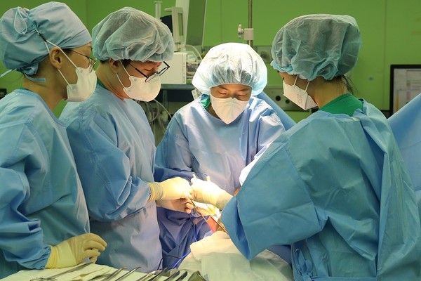 서울아산병원 이새별 교수가 수술을 하고 있는 모습
