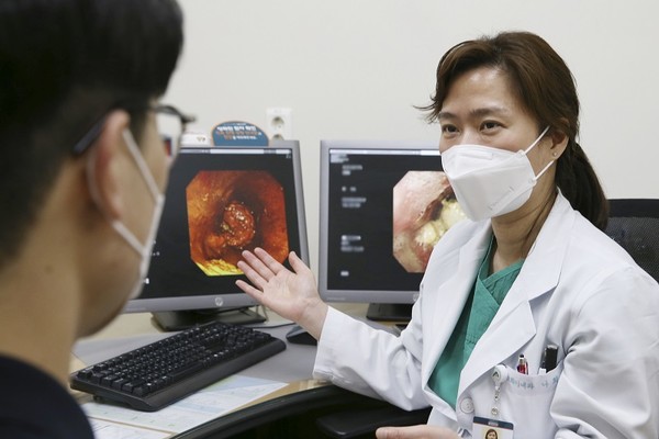 서울아산병원 나희경 교수가 식도암 환자를 진료하고 있는 모습