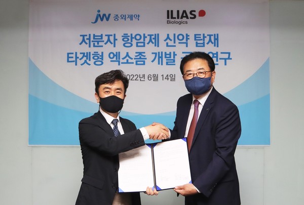    JW중외제약은 일리아스바이오로직스와 엑소좀 치료제 개발을 위한 공동연구 계약을 체결했다고 14일            밝혔다.