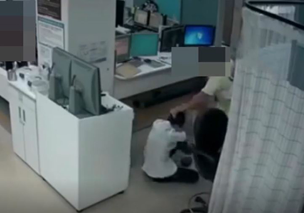 자료사진 7월 익산 모 병원 응급센터에서 발생한 의료인 폭행사건. 사건 동영상 갈무리.