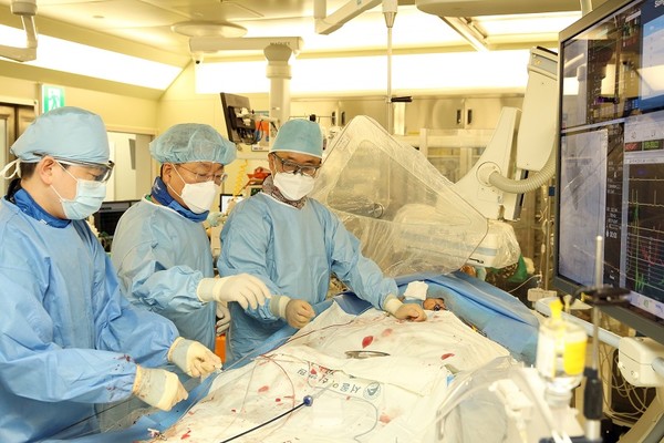 서울아산병원 심장병원 박승정(가운데) 및 박덕우(오른쪽) 교수가 TAVI 시술을 하고 있다.