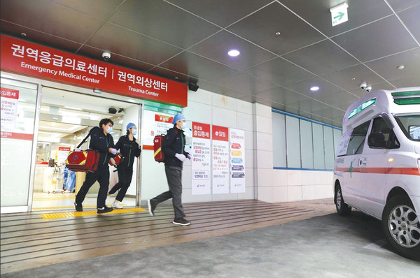 출동하는 닥터카 의료진.  출처 : 가천대 길병원 인천 권역외상센터.