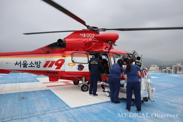 의정부성모병원 권역외상센터에 소방헬기로 응급환자가 이송되고 있다. ⓒ메디칼업저버 DB