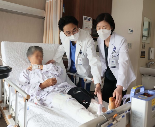 박관규 교수(가운데), 최용선 교수(오른쪽)가 인공관절 수술 환자를 살피고 있다