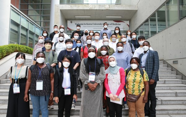 중·저소득 국가 백신 연구진 고대의대 견학.