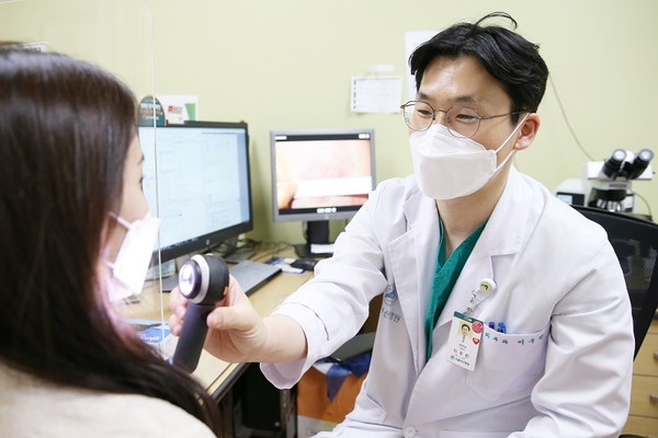 서울아산병원 피부과 이우진 교수가 환자를 진료하고 있는 모습