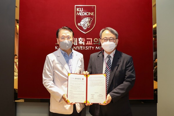 고려대의료원 김영훈 의무부총장(좌)과 국립중앙의료원 주영수 의료원장(우)이 협약서에 서명 후 기념촬영을 하고있다.
