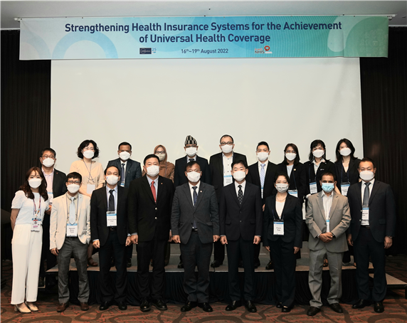 강도태 이사장(가운데)과 아시아개발은행연구소(ADBI) 관계자 및 아시아 각국 참가자들이 16일 ‘보편적 건강보장 국제 워크숍’에서 기념촬영을 하고 있다.