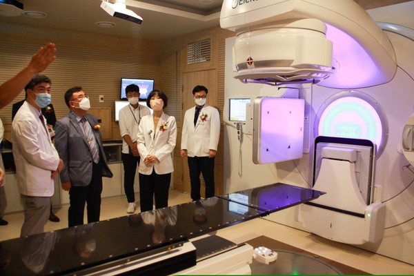 한림대동탄성심병원이 최첨단 방사선 암 치료 선형가속기인 'Versa HD'를 도입했다.