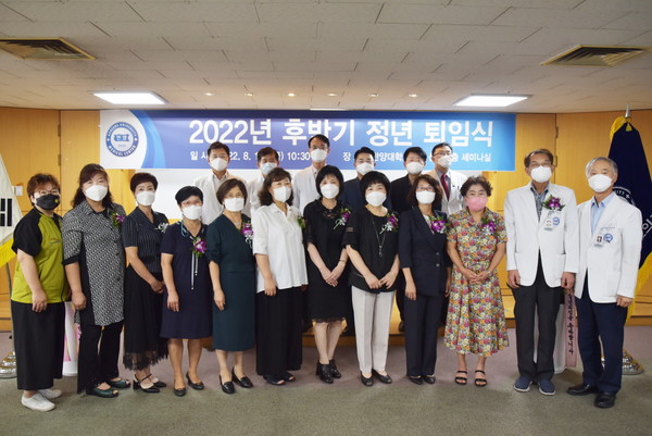 ▲한양대병원은 19일 병원 신관 6층 세미나실에서 '2022년 후반기 정년퇴임식'을 개최했다.