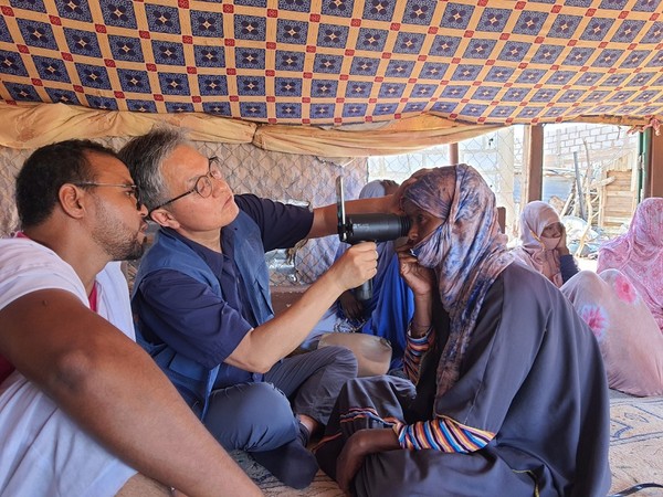 아산상 대상을 수상한 박세업 씨(사진 왼쪽에서 두번째)가 모로코에서 진료를 하고 있는 모습.