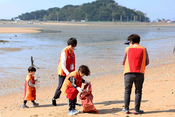SK케미칼은 최근 인천 중구에 위치한 을왕리 해변가에서 관계사 구성원 및 가족들과 ‘비치코밍 : 바다를 살리는 빗질’ 봉사활동을 진행했다고 4일 밝혔다. 