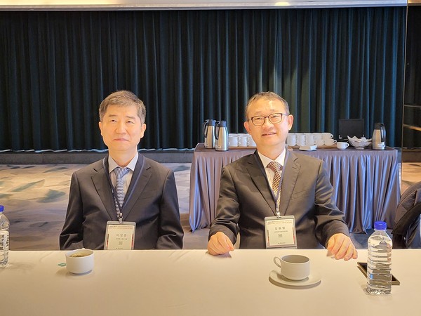 대한노인의학회는 6일 앰버서더 풀만호텔에서 제37회 추계학술대회를 개최했다.(좌측부터 이창훈 차기 회장, 김용범 회장).