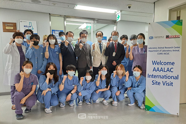 ▲지난 4월 진행된 AAALAC 현장 실사 당시 모습. (뒷줄 왼쪽 네 번째부터) 폴라스 인터네셔널 김선호 박사, 오송첨단의료산업진흥재단 이병한 박사, 가톨릭대 실험동물연구센터 정찬권 센터장, 동물실험윤리위원회 이성범 위원장.