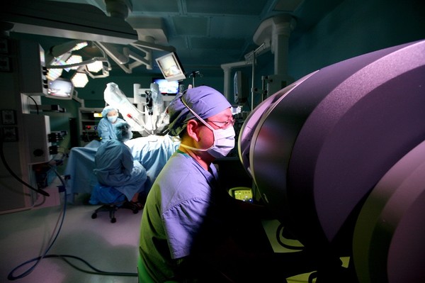 삼성서울병원 전성수 교수가 로봇수술을 하는 모습