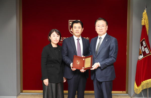 고려대 구로병원, 정코스 정관영 대표로부터 발전기금 1억원 기부받았다.(좌측부터 정희진 구로병원장, 정관영 대표, 김영훈 의무부총장 겸 의료원장).