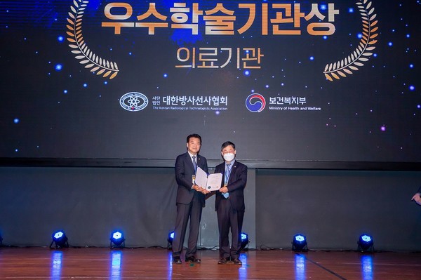 강동경희대학교병원 영상의학과 방사선사들이 방사선사 학술대회 및 동아시아 국제학술대회에서 학술상을 수상했다. 