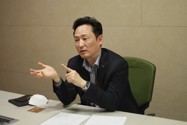 SK디스버커버리는 바이오위원회 산하에 바이오전략·투자본부를 신설하고, 본부장으로 SK케미칼 김정훈 연구개발센터장을 선임했다고 6일 밝혔다.