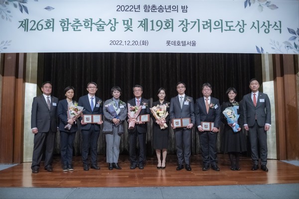 서울대병원은 제26회 함춘학술상 시상식에서 이정훈 교수(소화기내과)와 권오상 교수(피부과), 최홍윤 교수(핵의학과)가 우수한 연구 성과를 인정받아 함춘학술상을 수상했다고 22일 밝혔다.