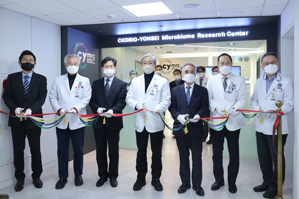 종근당바이오는 20일 서울시 서대문구 세브란스병원에서 마이크로바이옴 공동연구센터 ‘CYMRC(CKDBio-YONSEI Microbiome Research Center)’ 개소식을 가졌다. 