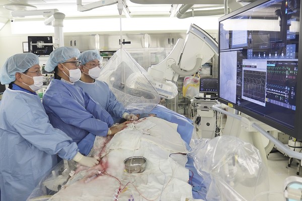 (오른쪽부터) 서울아산병원 심장내과 박승정, 박덕우, 안정민 교수가 2022년 12월 말 80대 여성에게 연 300번째 타비 시술을 하고 있다. 