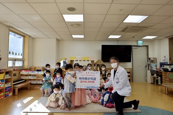 지난 20일 보라매병원 어린이집에서 송경준 대외협력실장 등 교직원들이 참석한 가운데 후원금 전달 행사를 개최하였다고 밝혔다.