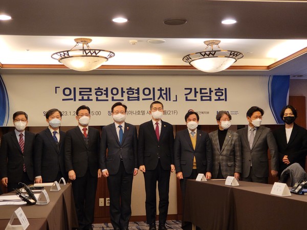 좌측부터 정윤순 건강보험정책국장, 이형훈 보건의료정책국장, 임인택 보건의료정책실장, 조규홍 보건복지부장관, 이필수 대한의사협회장, 이광래 광역시도의사회장협의회장, 이상운 의협 부회장, 우봉식 의료정책연구소장, 강민구 대한저공의협의회장.