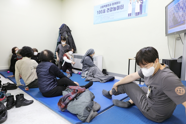 서울백병원은 26일 100년 건강운동법 전신 스트레칭 건강강좌를 개최했다.