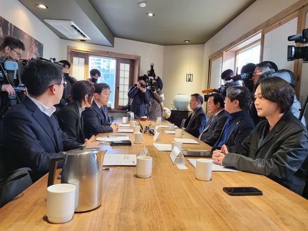 보건복지부와 대한의사협회는 30일 달개비에서 의료현안협의체 제1차회의를 개최했다. 이날 회의에는 복지부에서 이형훈 보건의료정책관, 차전경 보건의료정책과장, 임강섭 간호정책과장, 강준 의료보장혁신과장이 참석했다. 의협측은  이광래 전국광역시도의사회장협의회장, 이상운 보험부회장, 박진규 의무부회장, 강민구 대한전공의협의회장이 참여했다.