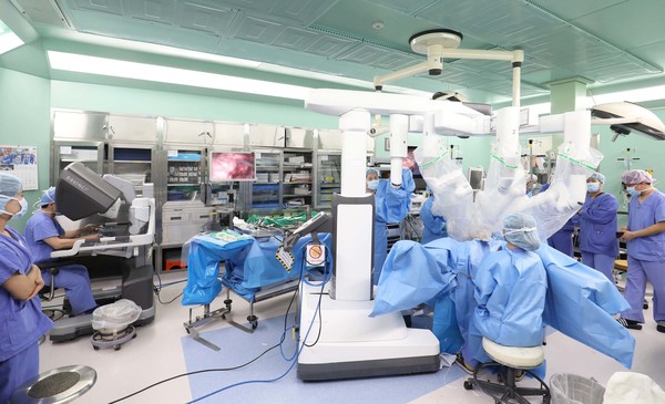 명지병원은 외과적 수술에 로봇수술기 다빈치Xi를 표준 정밀치료 술기로 확대 운용할 방침이라고 8일 밝혔다.