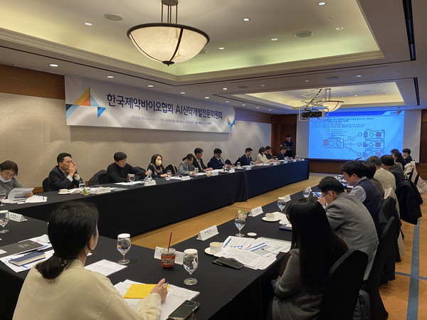 한국제약바이오협회 인공지능신약개발지원센터는 19개 제약바이오기업 전문가로 구성된 ‘AI신약개발전문위원회’를 발족, 지난달 28일 서울 강남구 그랜드인터컨티넨탈 서울 파르나스에서 첫 회의를 개최했다고 2일 밝혔다.