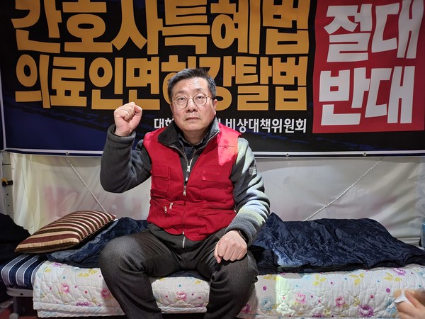 대한의사협회 비상대책위원회 박명하 위원장이 13일부터 국회 앞에서 무기한 철야농성을 시작했다. 박 위원장은 20일부터 23일 본회의까지 단식투쟁에 돌입할 예정이다.