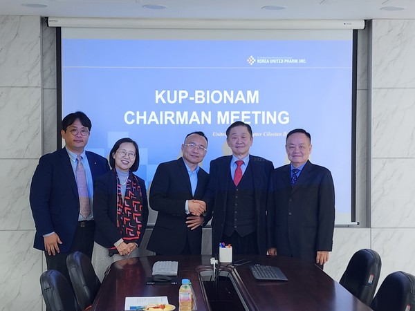 한국유나이티드제약은 지난 9일 역삼빌딩 실로스탄룸에서 강덕영 대표와 바이오남 Ngo Duc Vinh 사장 등 양사 관계자들이 만나 베트남 수출 확대 협력을 위한 전략회의를 개최했다고 14일 밝혔다. 
