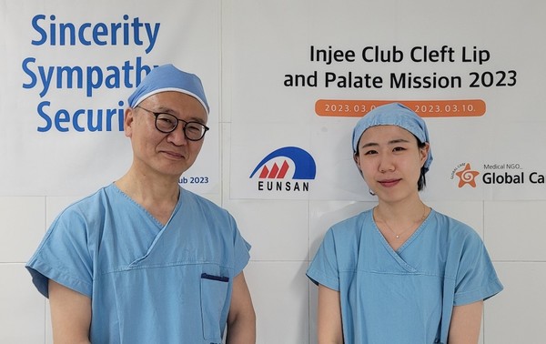 부산대병원 배용찬 성형외과 교수, 박소연 간호사 (왼쪽부터) 