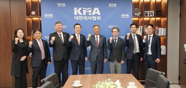 건강보험심사평가원 강중구 원장이 15일 대한의사협회를 방문했다.