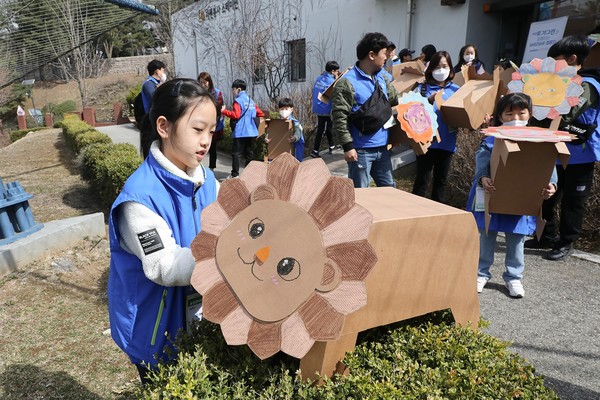 동아제약은 지난 18일 경기도 과천시 서울대공원 동물원에서 ‘어린이가그린 SAVE2SAVE’ 캠페인 일환으로 자원봉사활동을 실시했다고 20일 밝혔다.